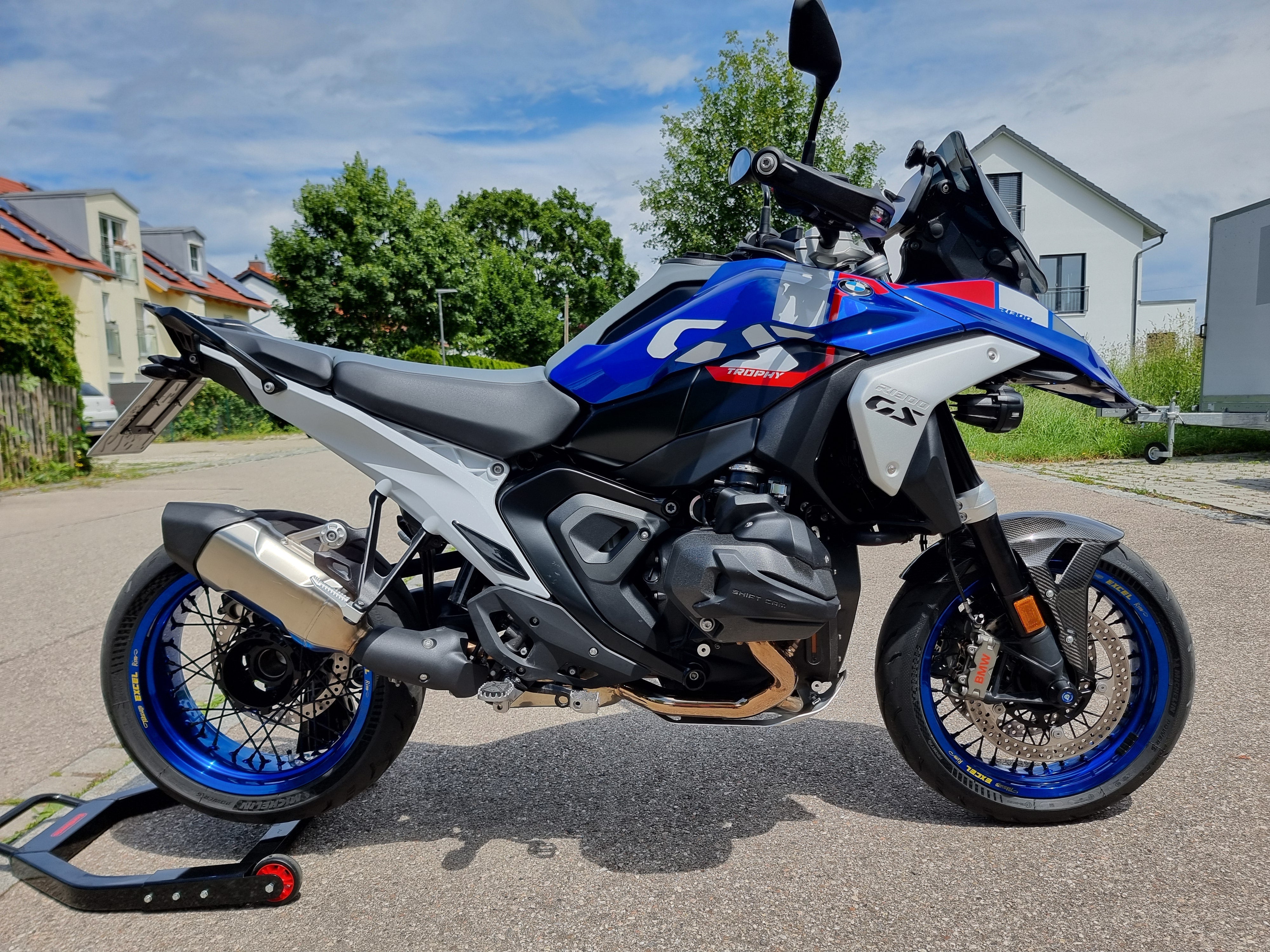 BMW R 1300 GS mit blauen Excel Felgenringen und HAAN Naben supermoto radsatz 3,5x17 und 5,5x17 mit 120/70 und 180/55 Reifen