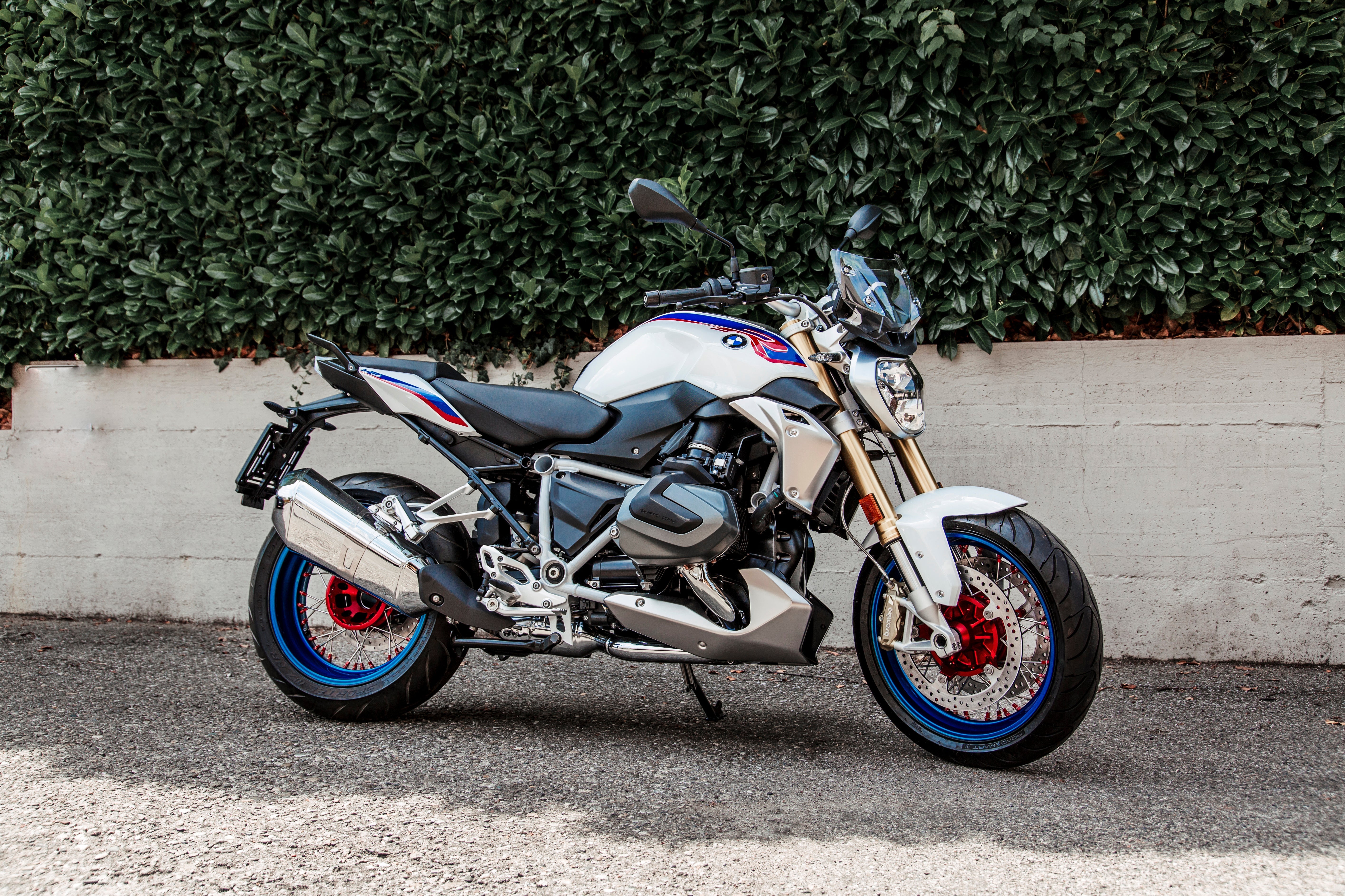 BMW R1250 R Motorrad mit ALPINA tubeless Rädern steht vor Mauer