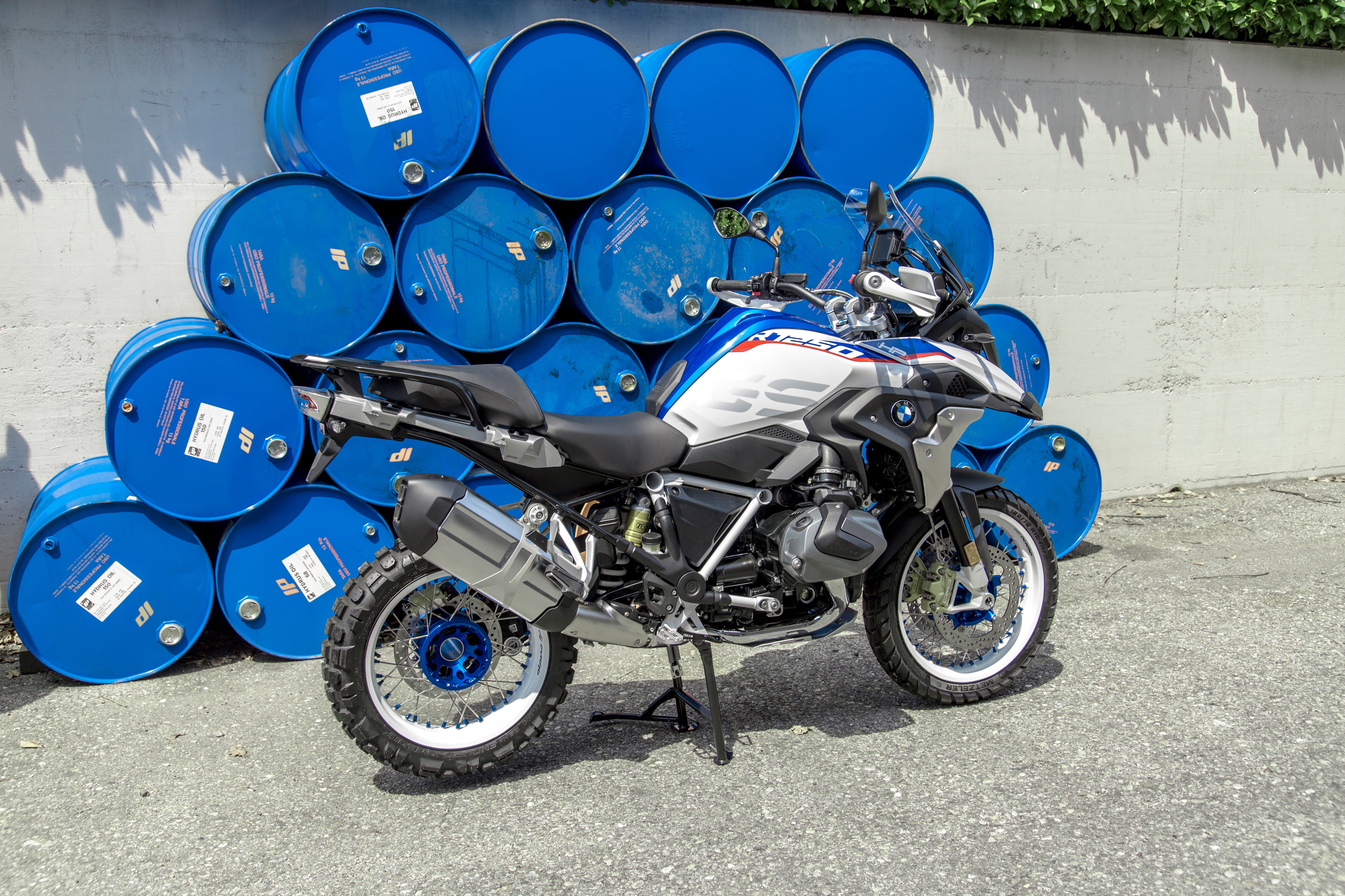 BMW R 1250 GS mit weißen ALPINA tubeless Rädern Felgen und blauen Radnaben